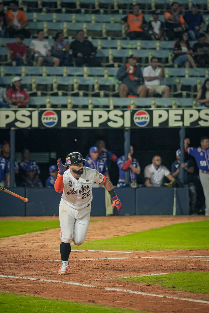 Águilas del Zulia y Tiburones de La Guaira durante el juego inaugural en el estadio Luis Aparicio.