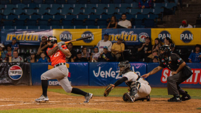 Águilas del Zulia celebra su victoria 4-3 sobre Tiburones de La Guaira en el estadio Universitario de Caracas.