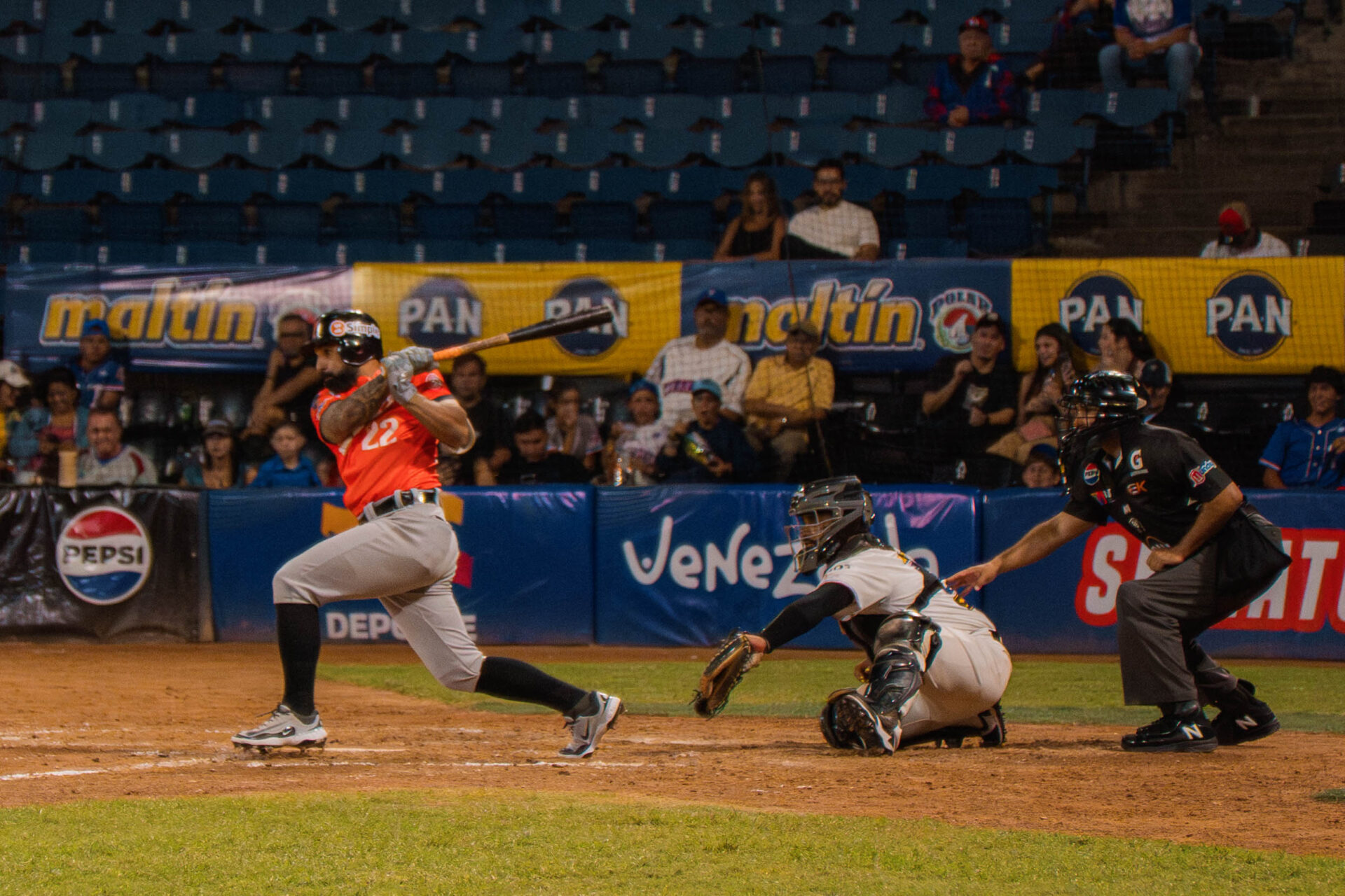 Águilas del Zulia celebra su victoria 4-3 sobre Tiburones de La Guaira en el estadio Universitario de Caracas.