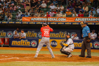 Águilas del Zulia enfrentó a Caribes de Anzoátegui en Puerto La Cruz durante la LVBP 2025-2026.