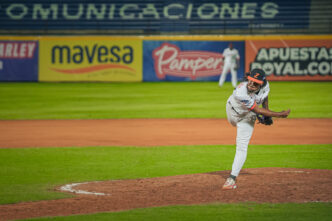 Águilas del Zulia y Tiburones de La Guaira durante el juego inaugural en el estadio Luis Aparicio.