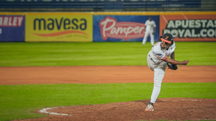 Águilas del Zulia y Tiburones de La Guaira durante el juego inaugural en el estadio Luis Aparicio.