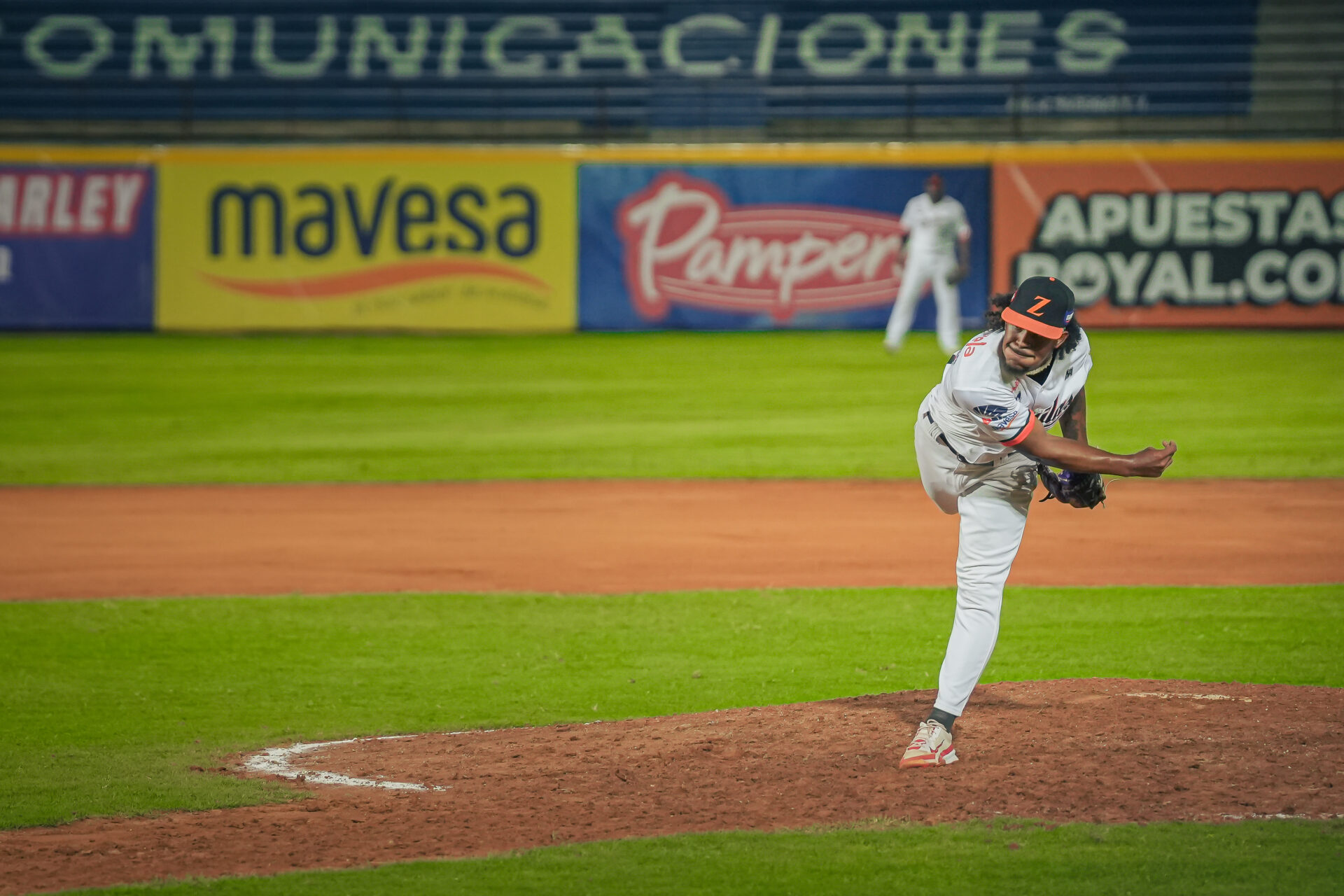 Águilas del Zulia y Tiburones de La Guaira durante el juego inaugural en el estadio Luis Aparicio.