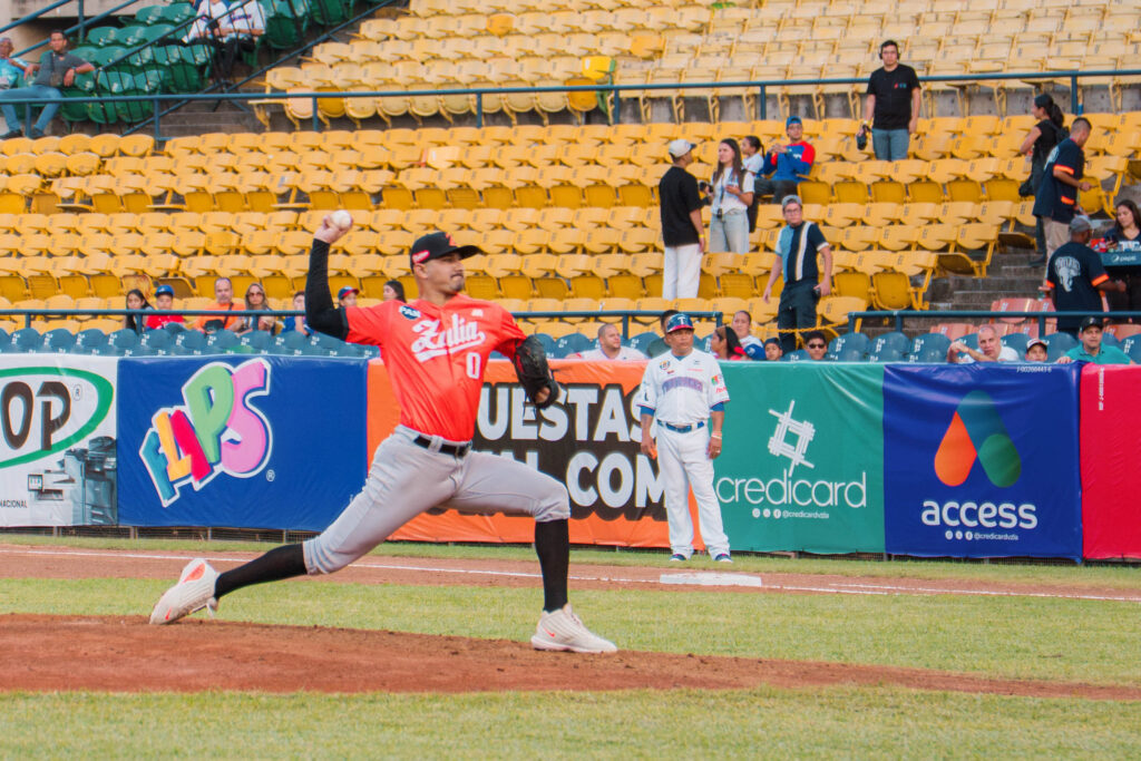 Águilas del Zulia celebra su victoria 4-3 sobre Tiburones de La Guaira en el estadio Universitario de Caracas.