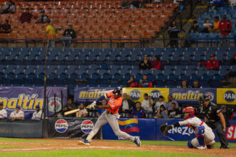 Águilas del Zulia celebra la victoria histórica ante Tiburones de La Guaira con dos Grand Slams en el estadio Universitario.