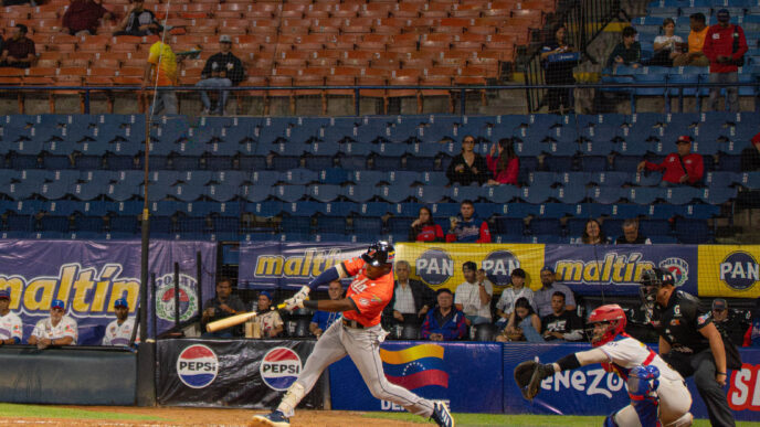 Águilas del Zulia celebra la victoria histórica ante Tiburones de La Guaira con dos Grand Slams en el estadio Universitario.
