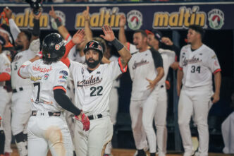 Águilas del Zulia celebra su triunfo ante Tiburones de La Guaira en el estadio Luis Aparicio.