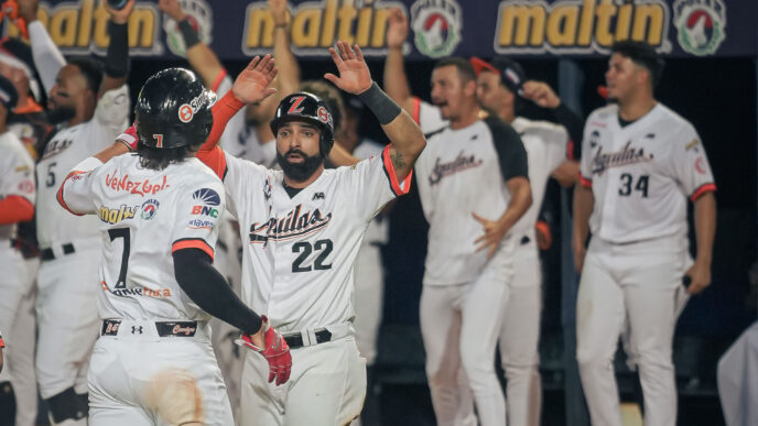 Águilas del Zulia celebra su triunfo ante Tiburones de La Guaira en el estadio Luis Aparicio.