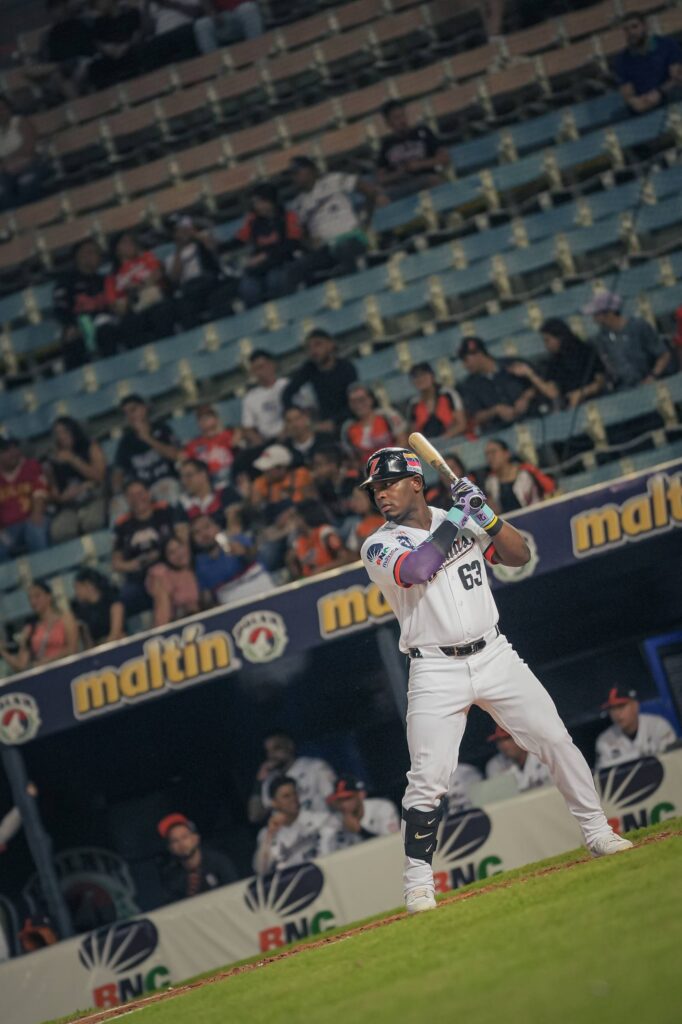 Águilas del Zulia celebra su tercera victoria consecutiva ante Cardenales de Lara en el estadio Luis Aparicio.