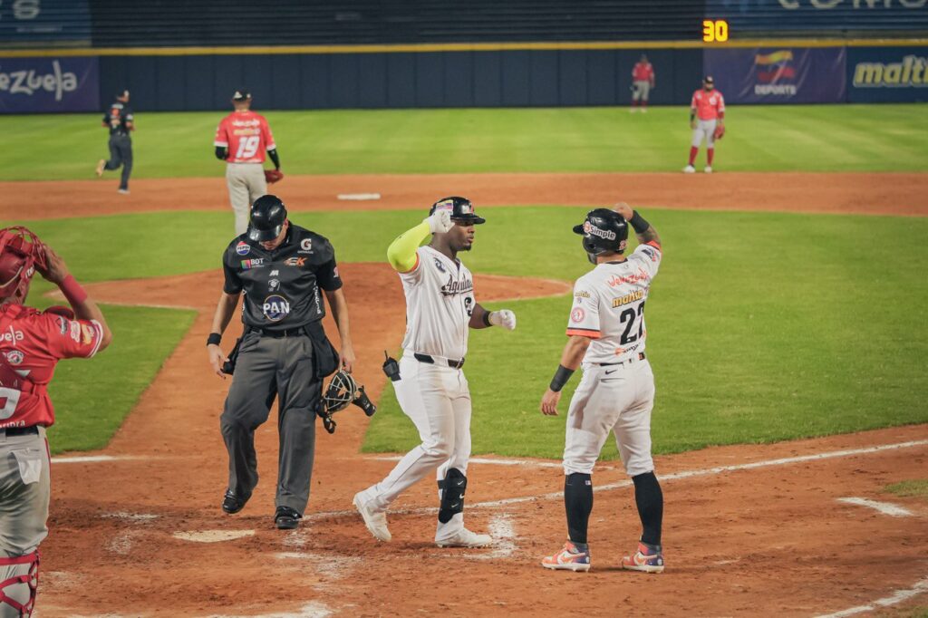 Águilas del Zulia cayó 11-2 ante los Cardenales de Lara en el estadio Luis Aparicio, cortando su racha de tres victorias.
