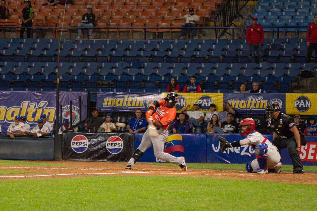 Águilas del Zulia celebra la victoria histórica ante Tiburones de La Guaira con dos Grand Slams en el estadio Universitario.