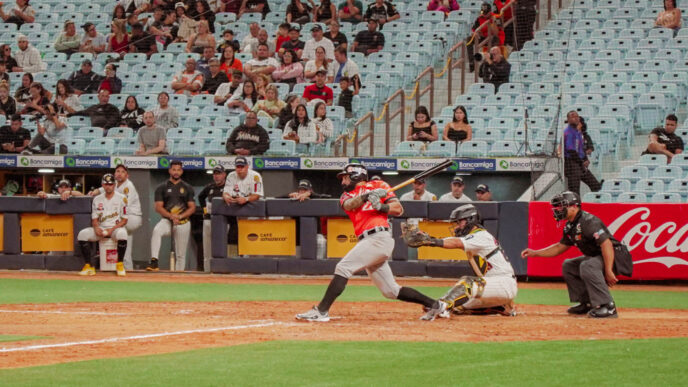 Alí Castillo conectó dos hits en la derrota de Águilas ante Leones del Caracas.