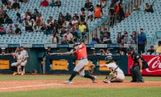 Alí Castillo conectó jonrón y doble en la derrota de Águilas ante Leones.