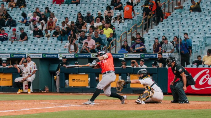 Alí Castillo conectó jonrón y doble en la derrota de Águilas ante Leones.
