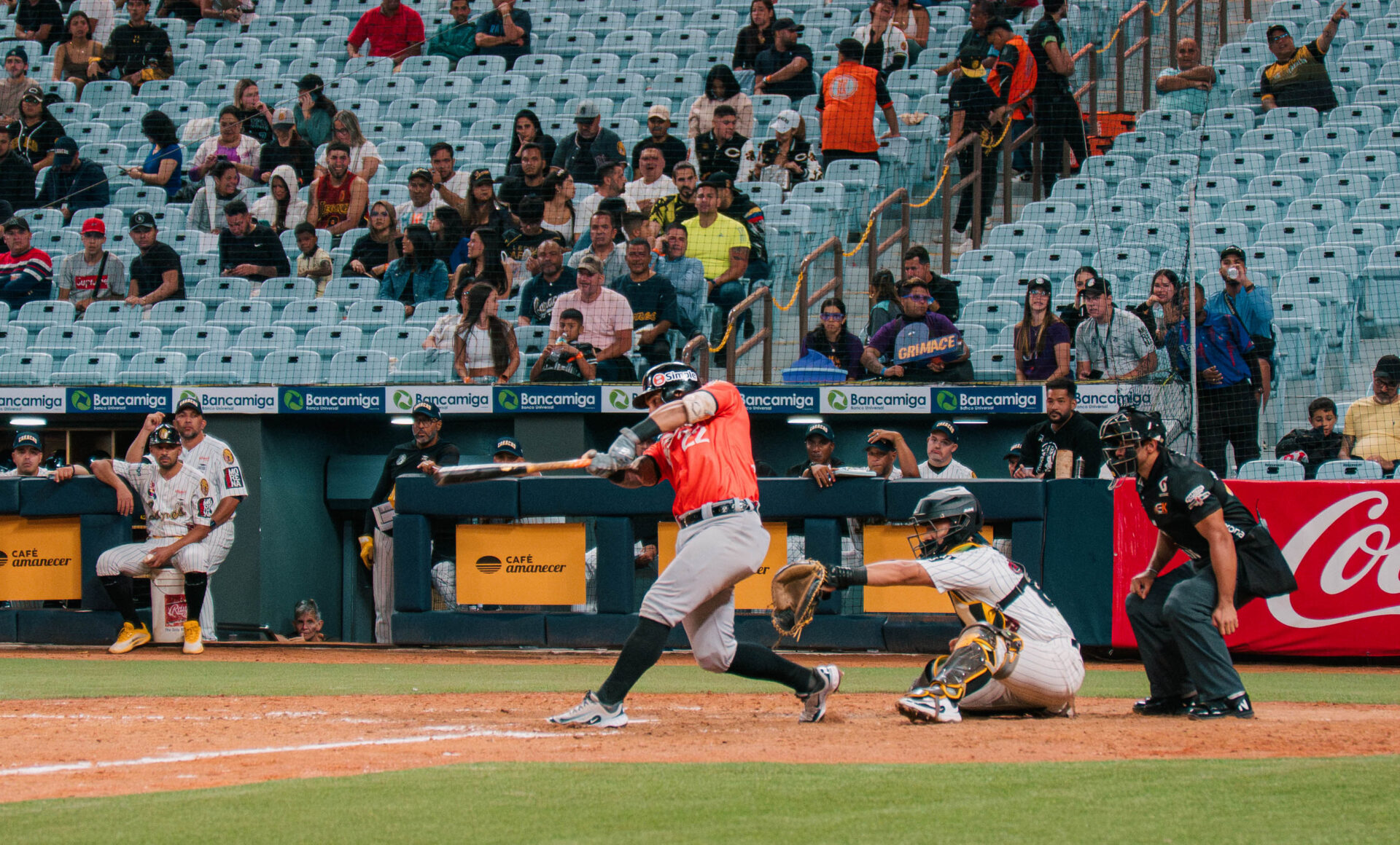 Alí Castillo conectó jonrón y doble en la derrota de Águilas ante Leones.