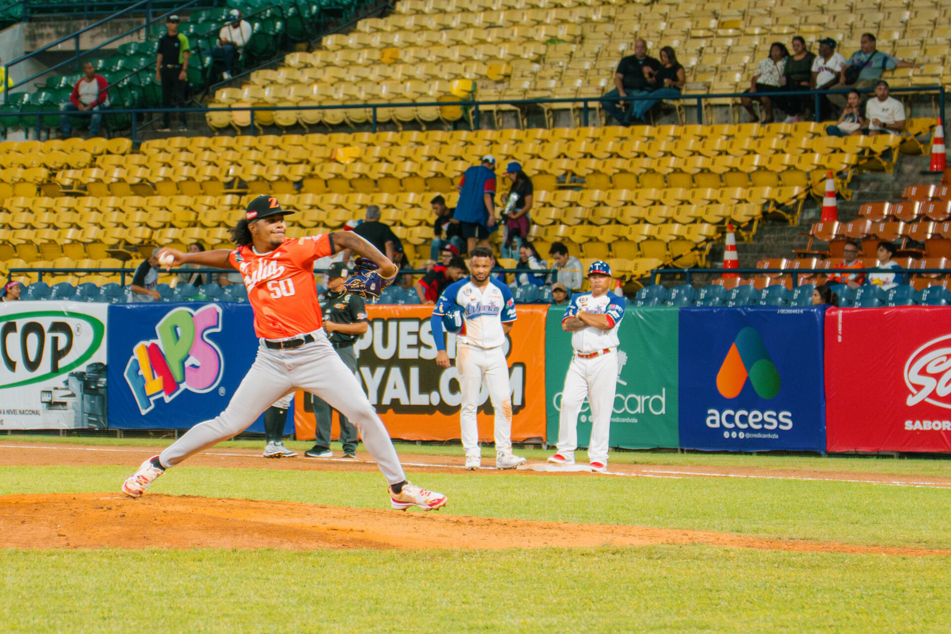 Eybersson Polanco brilló como relevista clave en la victoria de Águilas del Zulia ante Tiburones.