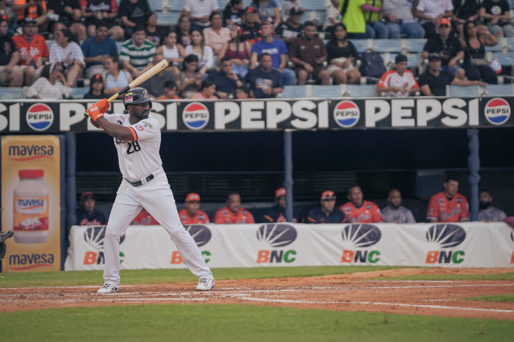 José Pirela brilló con triple y dos anotadas en el triunfo de Águilas del Zulia frente a Caribes.