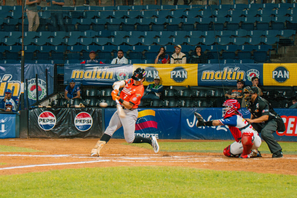 Simón Muzziotti conectó triple productor en la victoria de Águilas ante Tiburones.