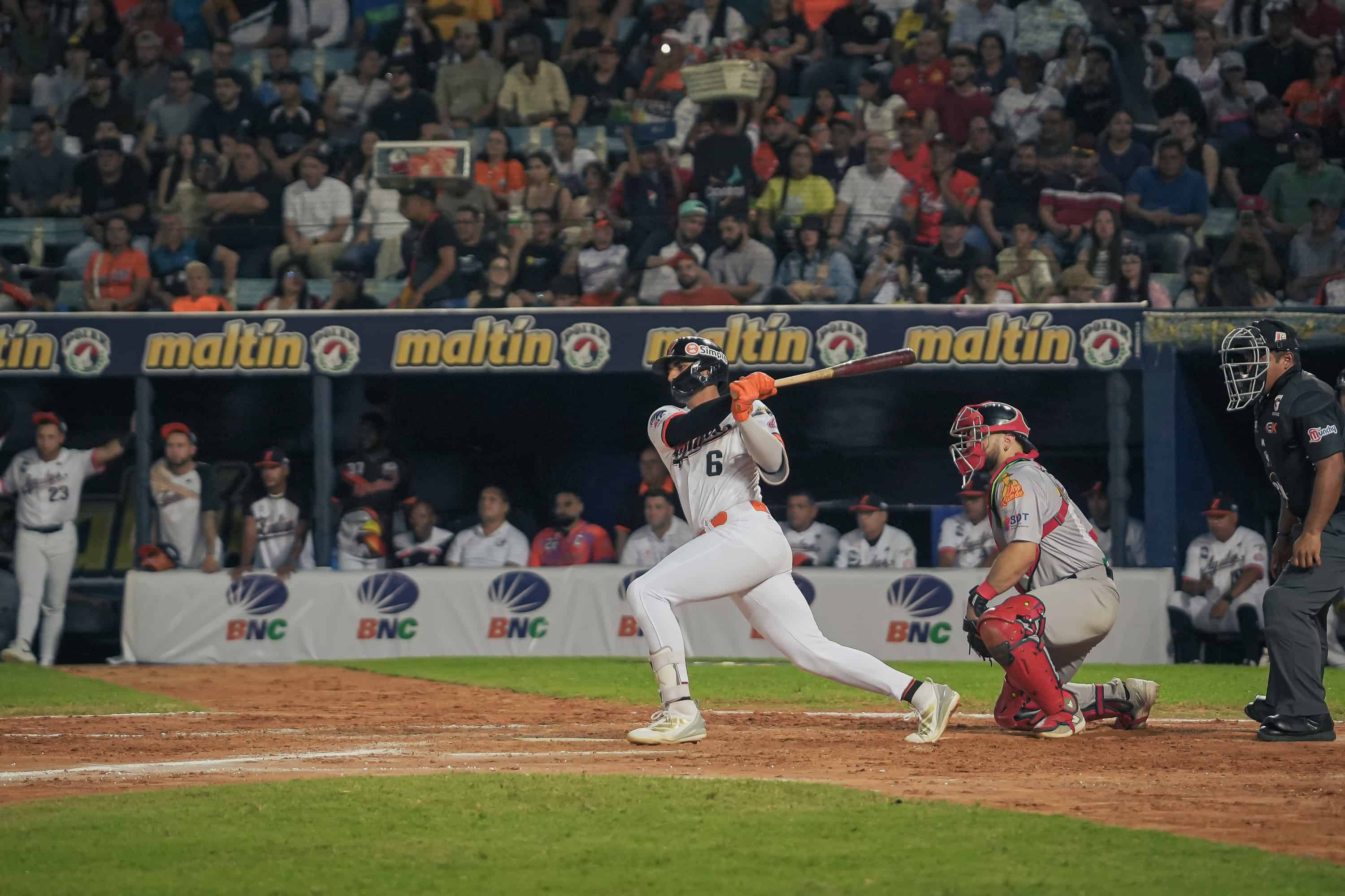 Aeverson Arteaga debutó con hit y doble impulsando dos carreras ante Tigres.