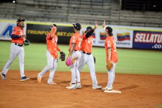 Águilas del Zulia celebra la barrida ante Bravos de Margarita con triunfo 6-3 en el estadio Nueva Esparta.