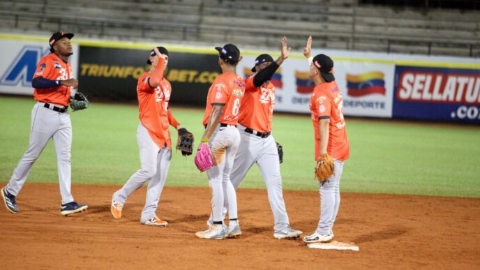 Águilas del Zulia celebra la barrida ante Bravos de Margarita con triunfo 6-3 en el estadio Nueva Esparta.