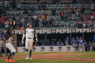 Águilas del Zulia celebra la victoria 3-2 sobre Tiburones de La Guaira en el estadio Luis Aparicio.