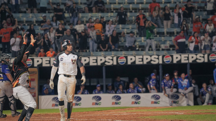 Águilas del Zulia celebra la victoria 3-2 sobre Tiburones de La Guaira en el estadio Luis Aparicio.
