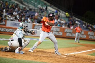 Águilas del Zulia celebra su triunfo 4-2 ante Bravos de Margarita en el estadio Nueva Esparta.