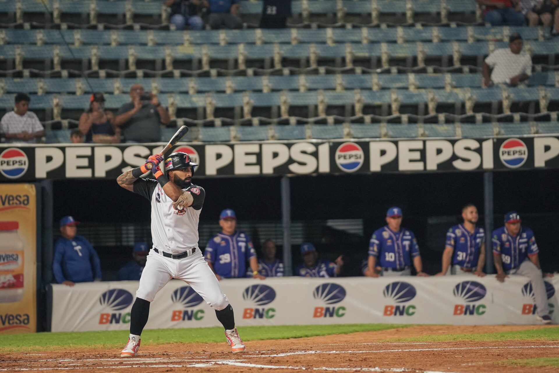 Alí Castillo conectó dos hits y superó a Orlando “Pepita” Muñoz en la lista histórica de imparables.