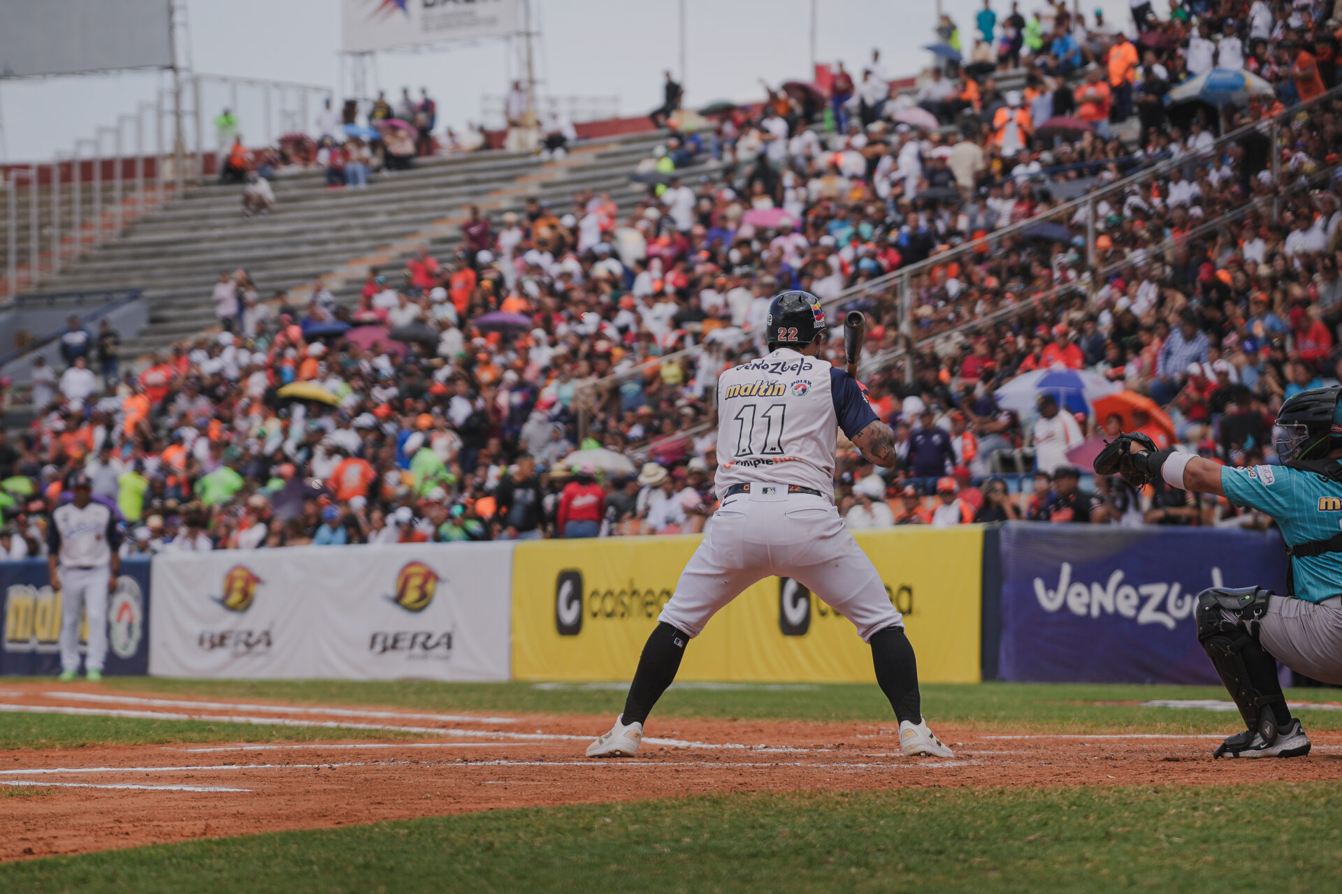 Alí Castillo jugó con el número 11 en homenaje a Luis Aparicio en el Juego de la Chinita 2025.