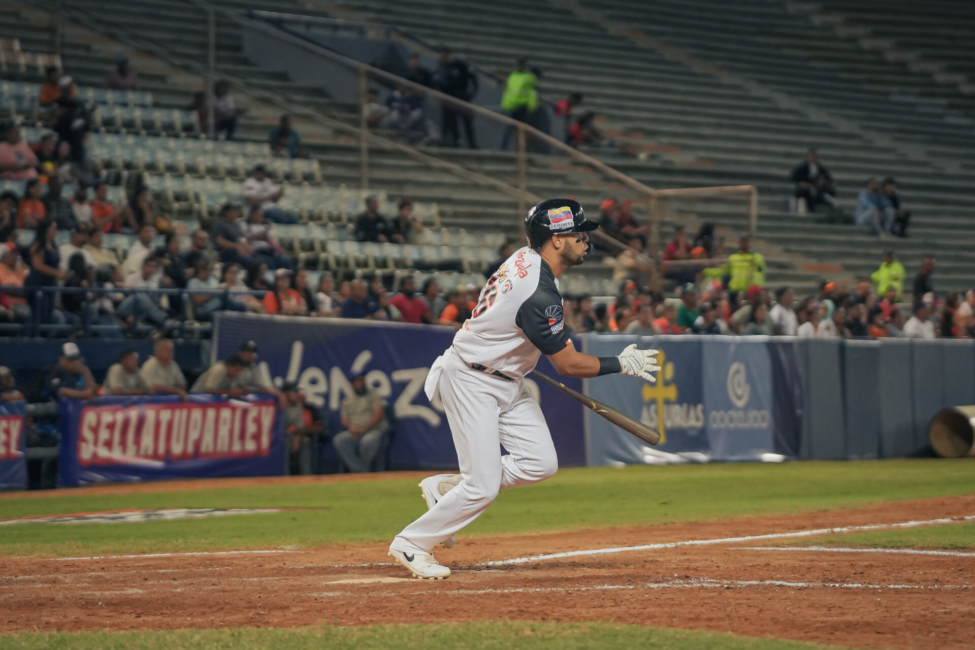 Angelo Castellano conectó triple clave en el octavo inning ante Bravos. Title: Castellano fue clave en el cierre de semana positiva