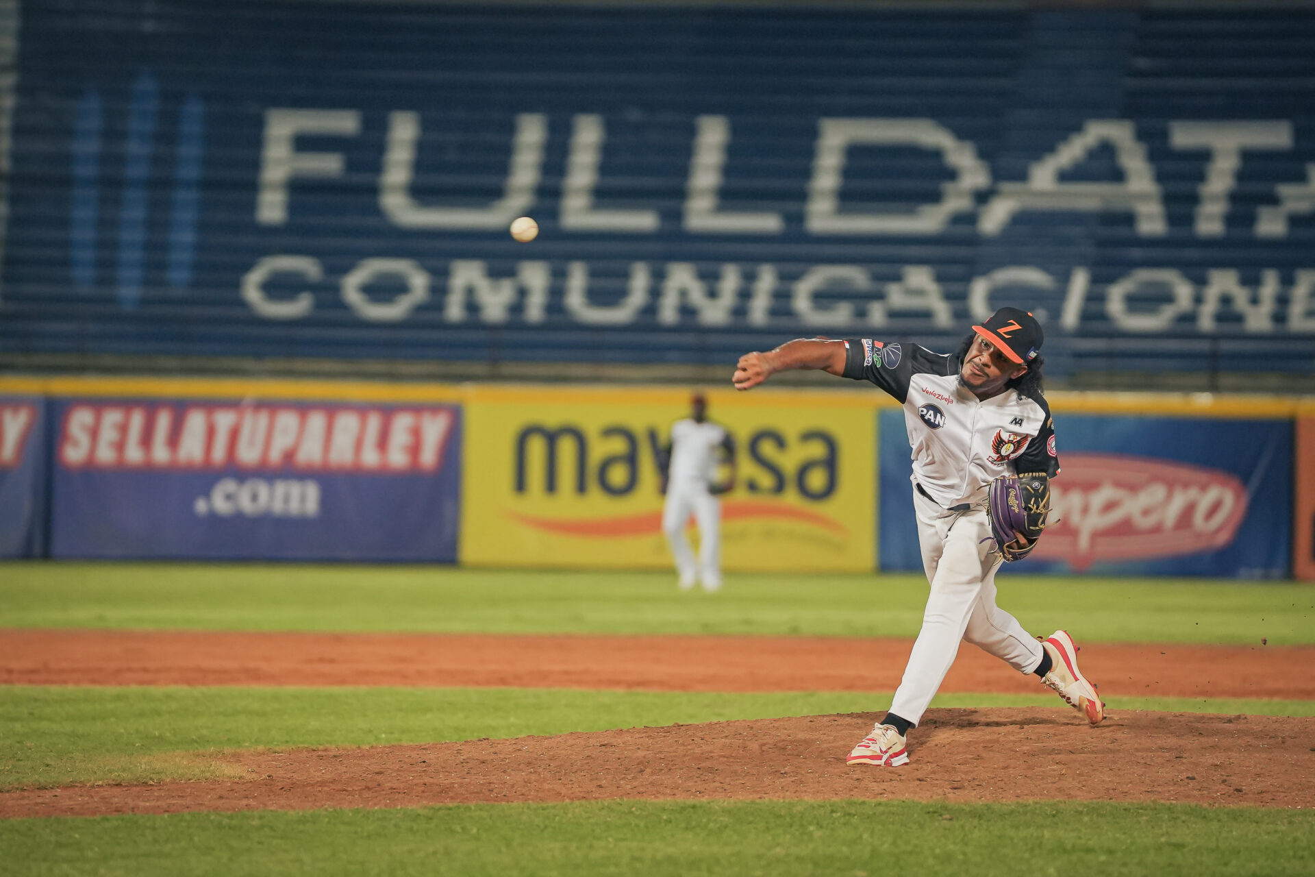 Eybersson Polanco celebra su cuarto triunfo en la LVBP 2025 con Águilas.