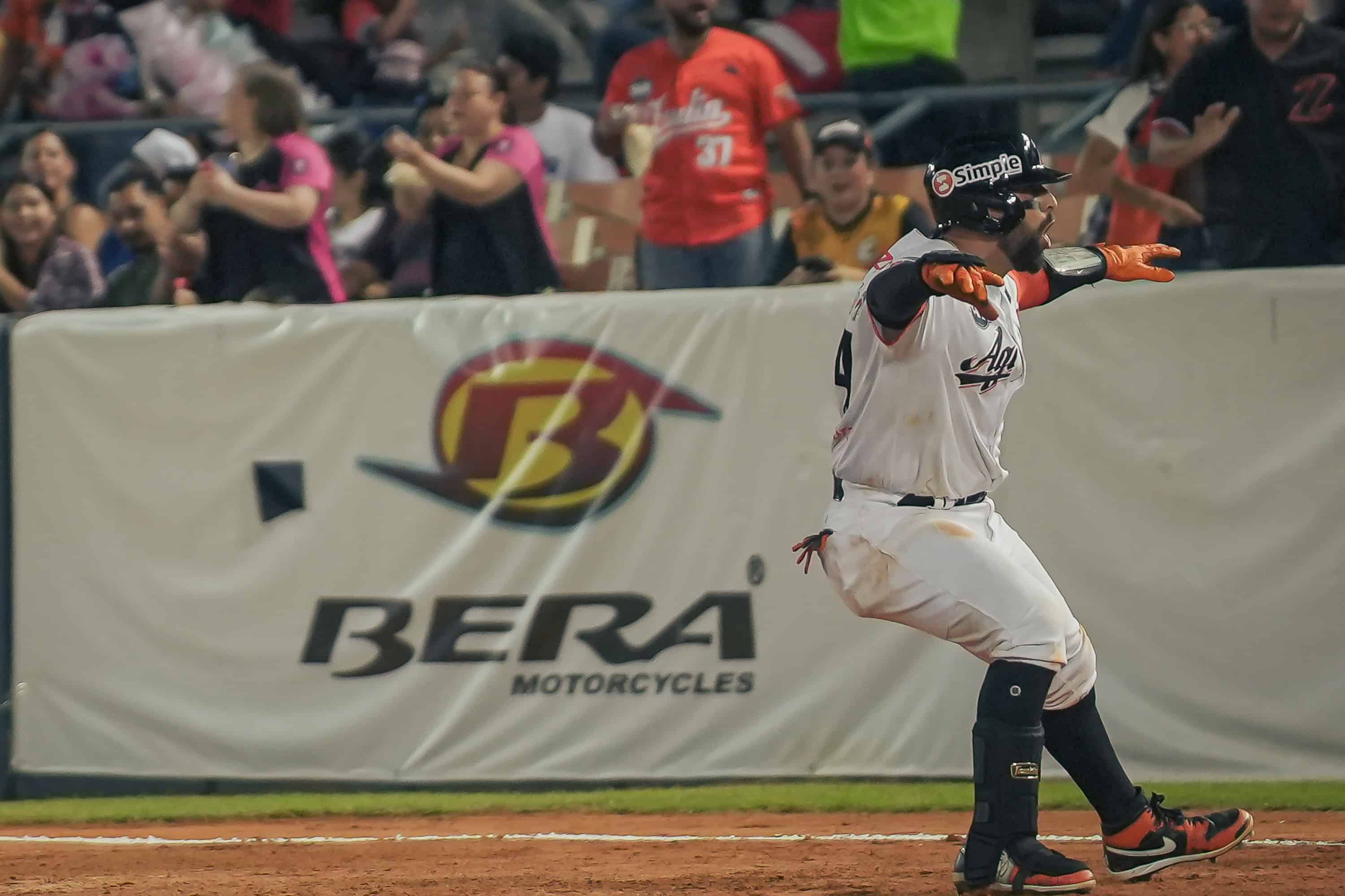 José Godoy conectó dos hits y remolcó tres carreras en la victoria de Águilas ante Tigres.