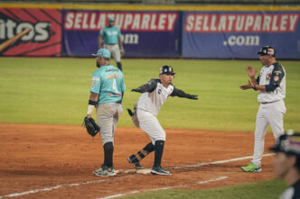 Rayder Ascanio conecta el hit que dejó en el terreno a Bravos en Maracaibo.