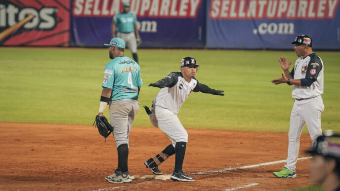 Rayder Ascanio conecta el hit que dejó en el terreno a Bravos en Maracaibo.