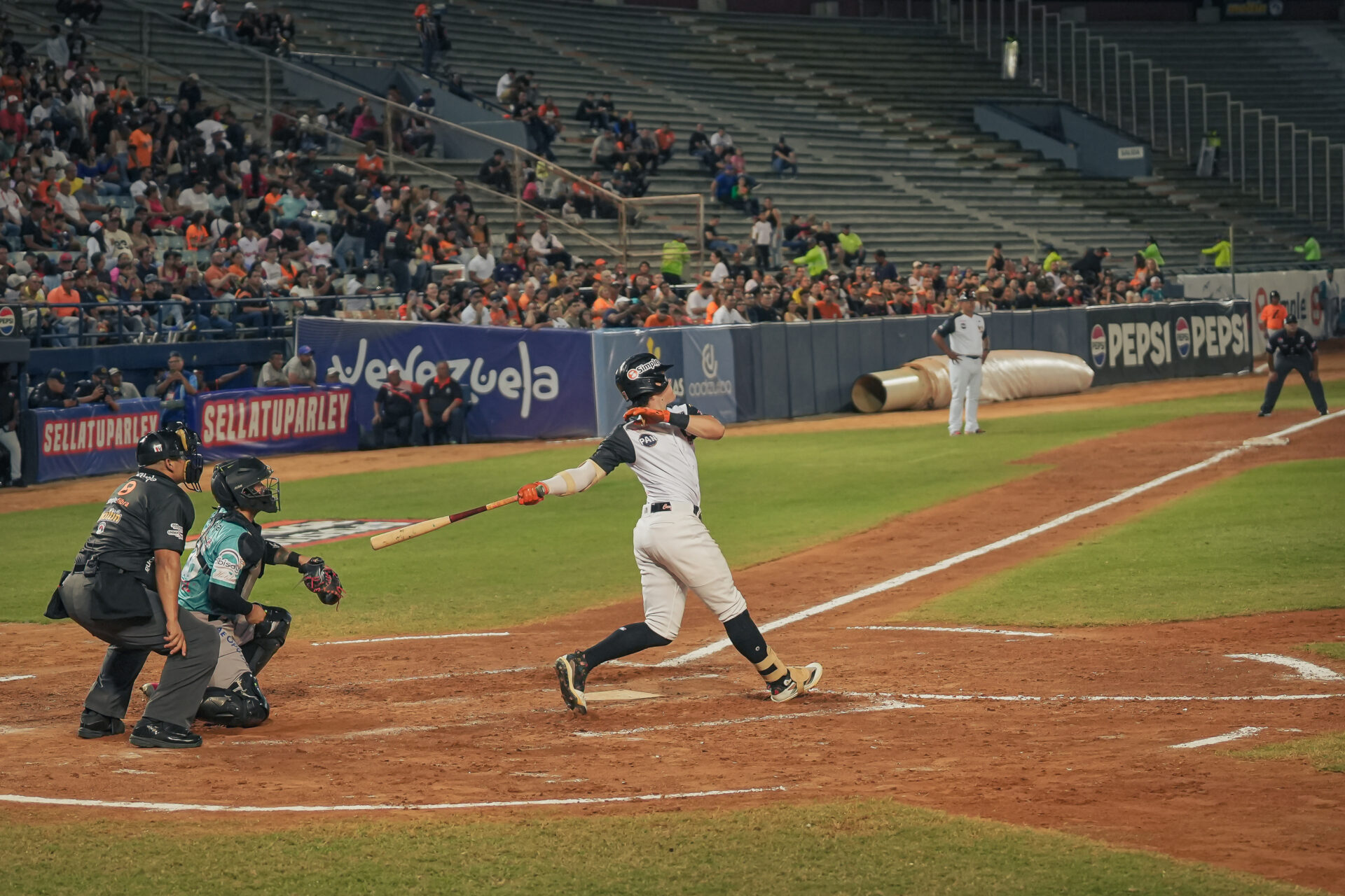 Simón Muzziotti conectó su tercer jonrón de la temporada ante Bravos.