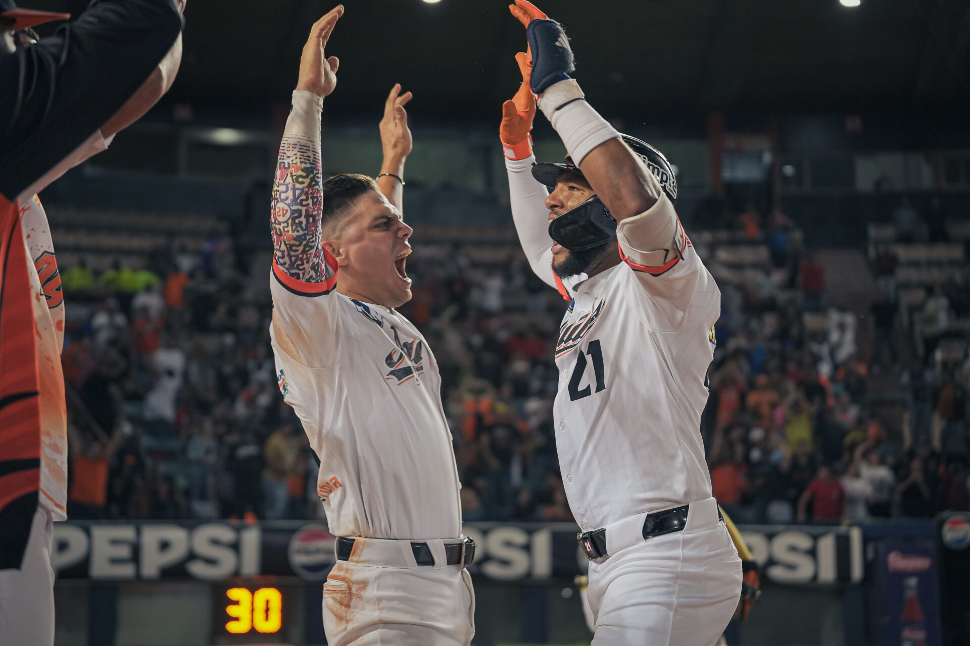 Águilas vence a Caribes en el Luis Aparicio