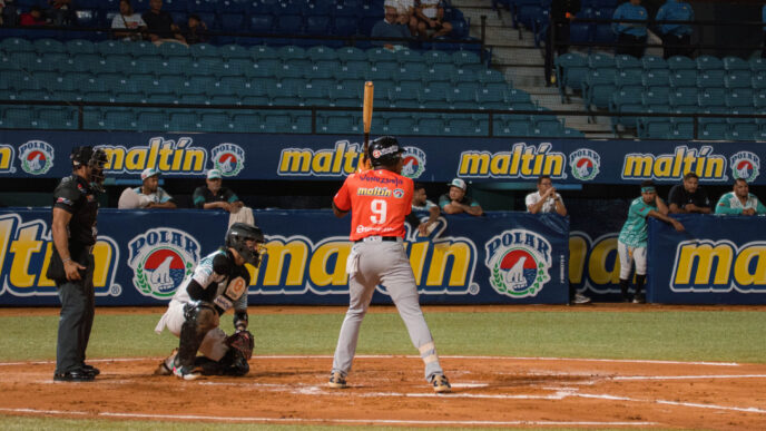 Águilas del Zulia cayó 8-6 ante Bravos de Margarita en Guatamare tras errores defensivos en el octavo inning.