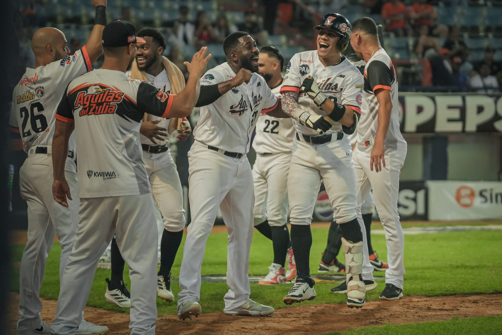 Águilas del Zulia venció 2-1 a Leones del Caracas en Maracaibo con pitcheo y defensa destacada.