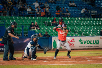 Águilas del Zulia dividió doble juego ante Tigres en Maracay con Silvino Bracho igualando el récord de salvados históricos.