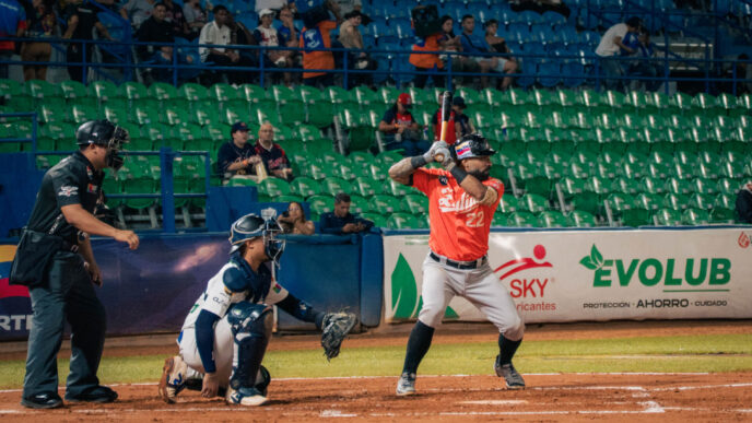 Águilas del Zulia dividió doble juego ante Tigres en Maracay con Silvino Bracho igualando el récord de salvados históricos.