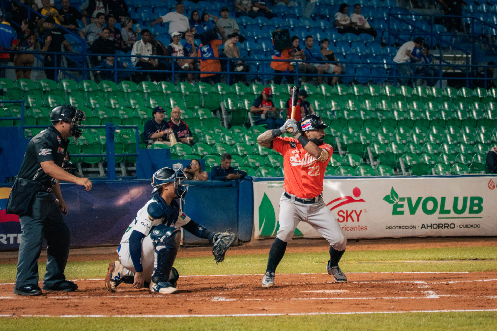 Águilas del Zulia dividió doble juego ante Tigres en Maracay con Silvino Bracho igualando el récord de salvados históricos.