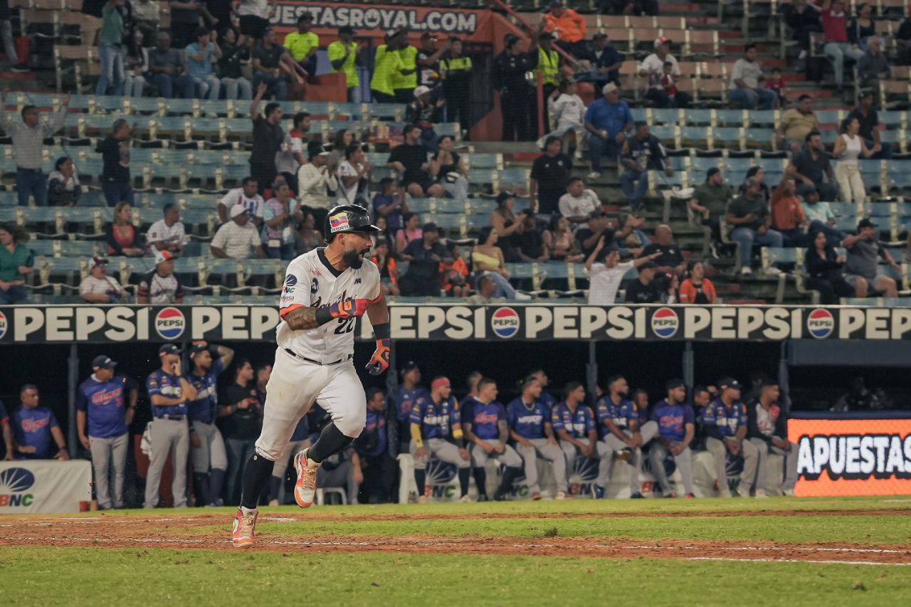 Alí Castillo conecta tres imparables ante Tigres