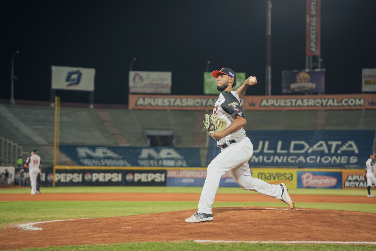 Delvis Alegre abrió por Águilas del Zulia ante Leones del Caracas en Maracaibo.
