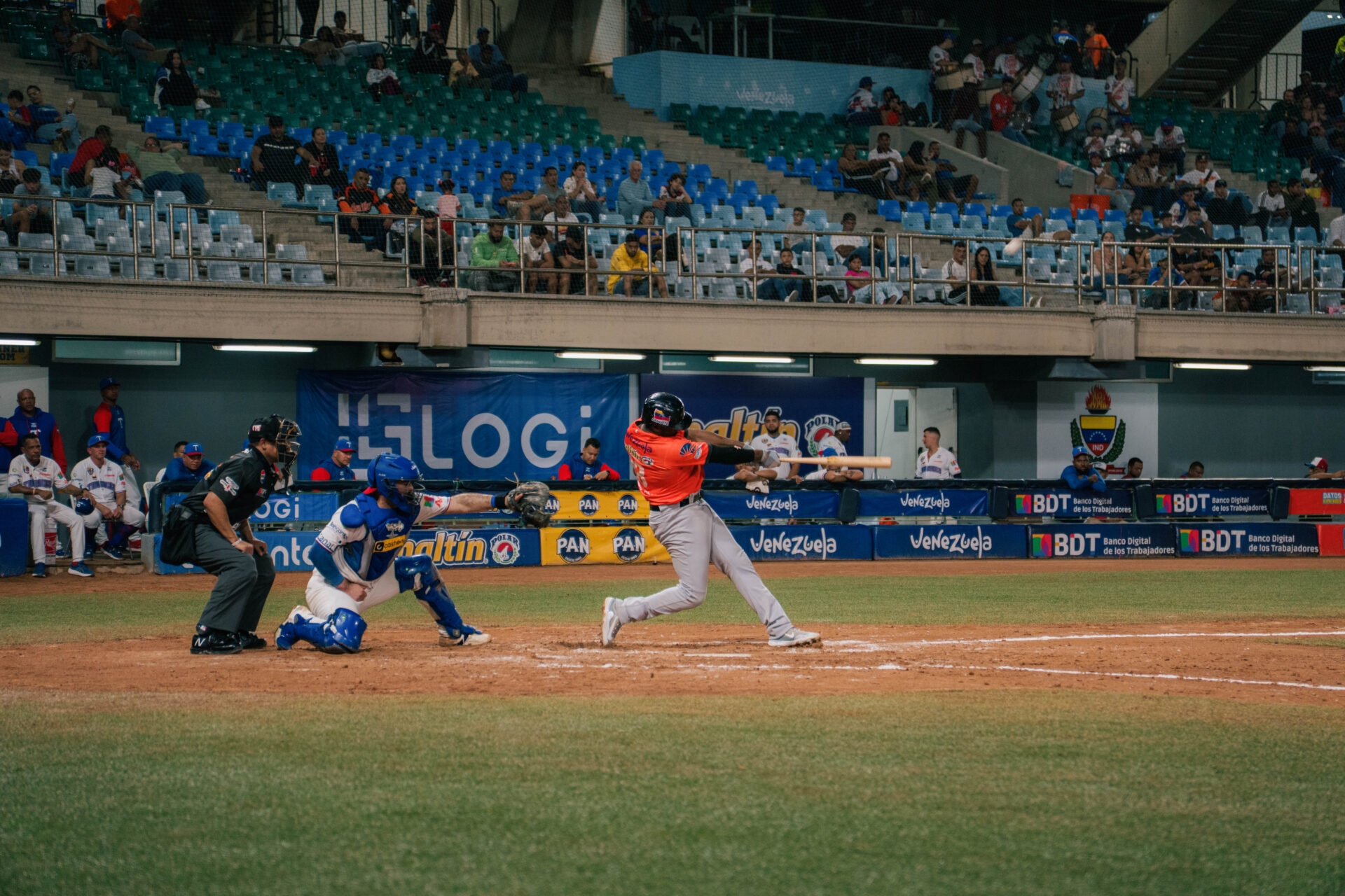 José Pirela conectó doble productor en el noveno inning para darle la ventaja a Águilas ante Tiburones