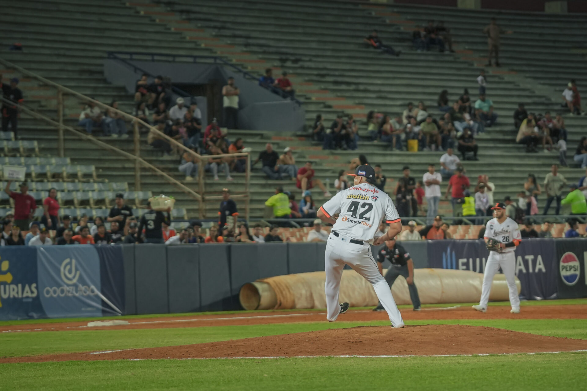 Nomar Rojas ganó su tercer juego al dominar con las bases llenas ante Leones del Caracas.