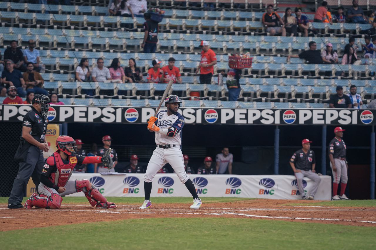 Osleivis Basabe conectó doble y dos imparables en la derrota de Águilas ante Cardenales.