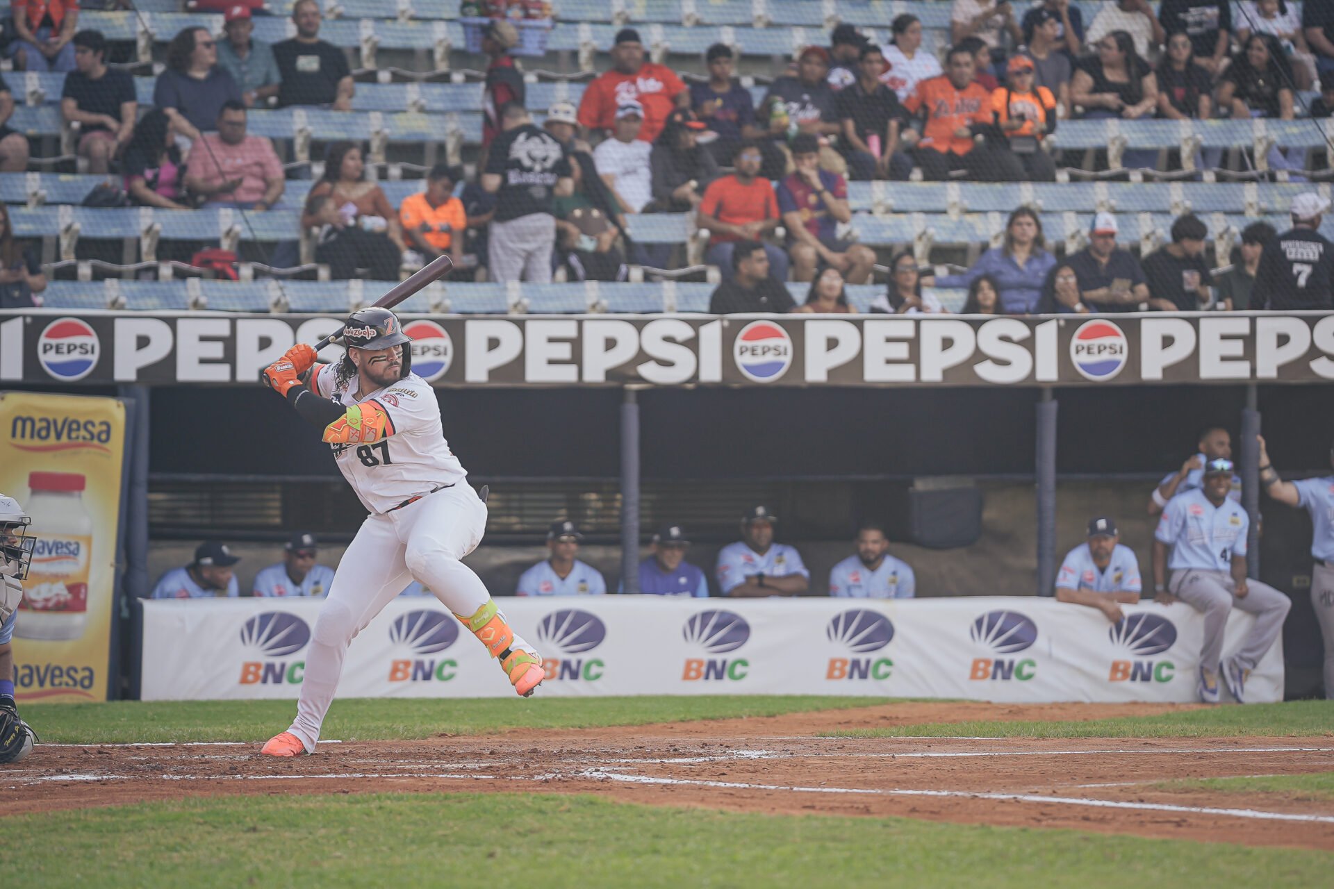 Jonrón de Andrés Chaparro con Águilas en postemporada
