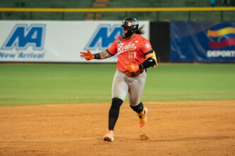 Jonrón de Andrés Chaparro con Águilas en el Round Robin