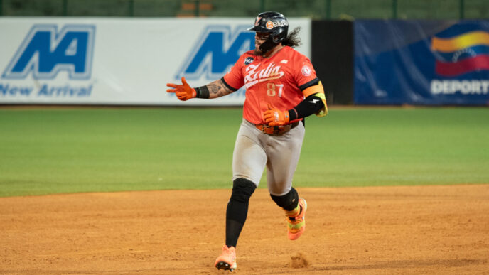 Jonrón de Andrés Chaparro con Águilas en el Round Robin